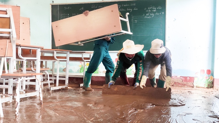Công an, bộ đội hỗ trợ dọn hàng trăm mét khối đất đá đổ vào trường học sau mưa lũ