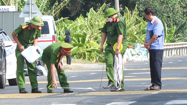 Đi xe máy sang đường, 2 người bị xe khách tông tử vong trên quốc lộ 1
