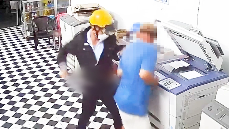 Camera ghi hình thanh niên vào tiệm photocopy, bất ngờ rút dao đâm chủ tiệm