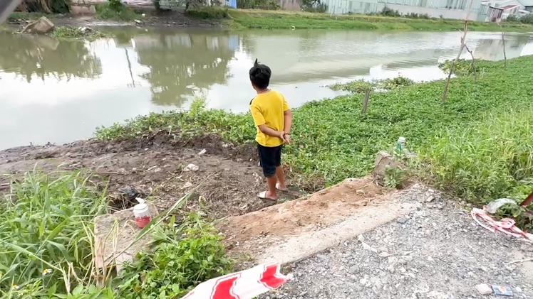 Cầu dân sinh ở TP.HCM ‘biến mất’ sau cơn mưa lớn