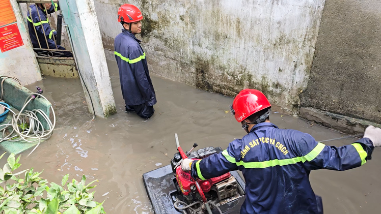 Cảnh sát dùng máy bơm hút nước cứu tài sản 50 hộ dân bị ngập ở phường Tam Bình