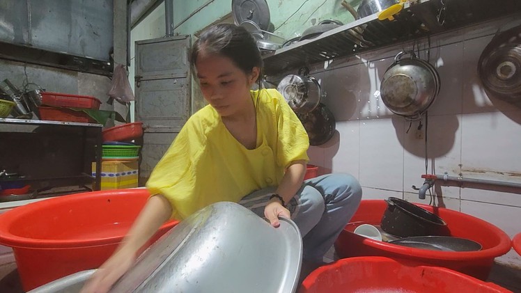 Cô gái 18 tuổi, 12 tiếng mưu sinh mỗi ngày để nuôi ước mơ vào đại học