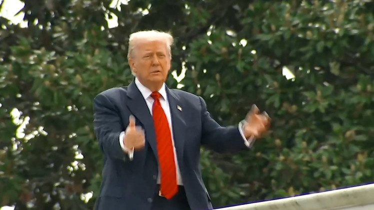 Ông Trump thực sự 'đi dạo' hay đang làm gì trên mái Nhà Trắng?