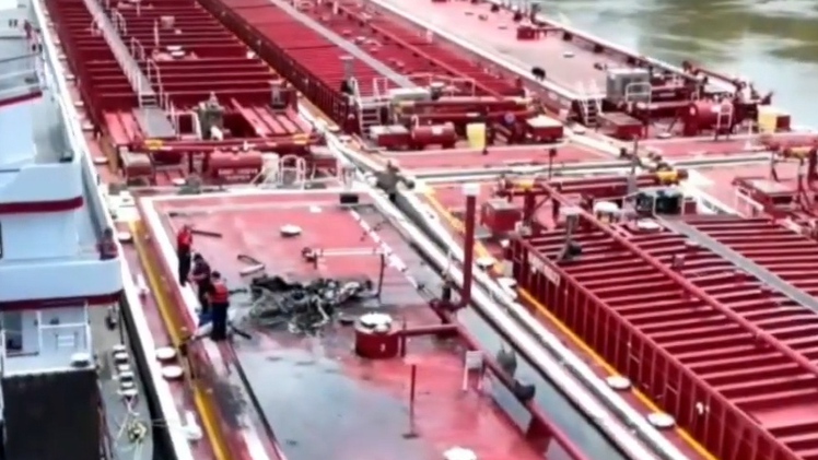 Trực thăng vướng dây điện, rơi trúng sà lan ở Mỹ