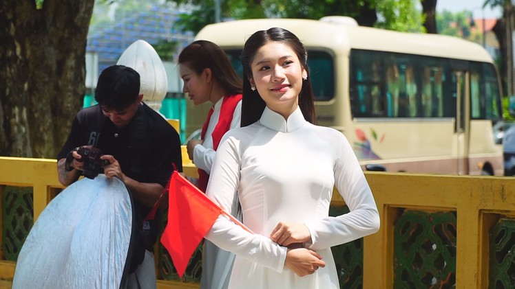 Góc nhìn trưa nay | Giới trẻ diện áo dài tới Quảng trường Ba Đình chụp ảnh trước thềm Quốc khánh 2-9