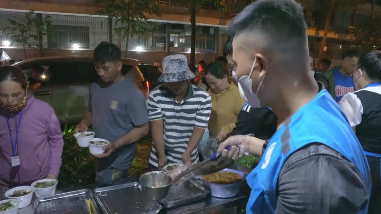 Góc nhìn trưa nay: Bữa khuya yêu thương giữa lòng thành phố