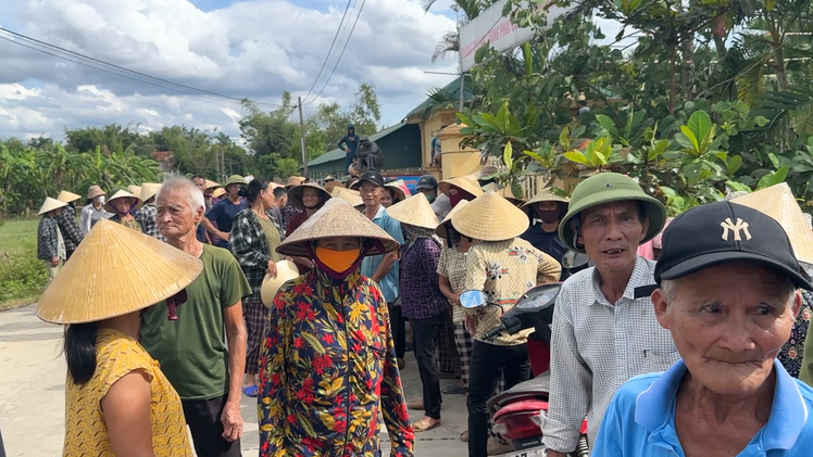 Phụ huynh phản đối sáp nhập trường vì lo con em đi lại nguy hiểm