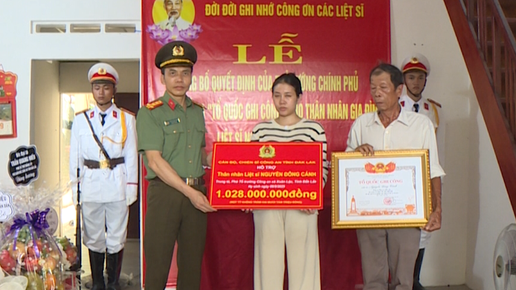 Trao bằng Tổ quốc ghi công đối với liệt sĩ Nguyễn Đông Cánh