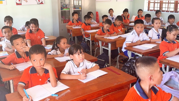Chính quyền Nghệ An tạm dừng sáp nhập trường, phụ huynh cho con em đi học trở lại