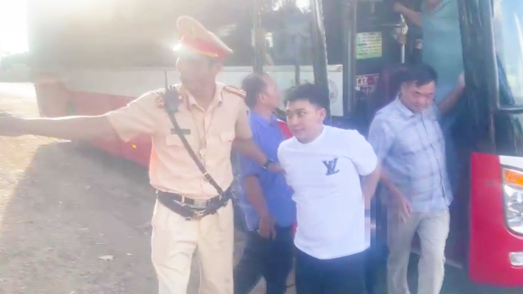 Ném ly thủy tinh làm chết bạn nhậu, bị công an bắt nóng trên xe khách