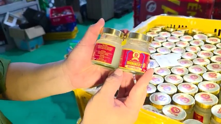 Bên trong xưởng sản xuất hàng chục ngàn lọ nước yến giả ở Đà Nẵng