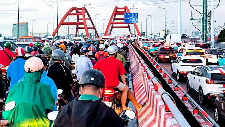 Video cầu Bình Lợi ùn tắc chiều cuối tuần, dòng xe ken đặc nhiều hướng
