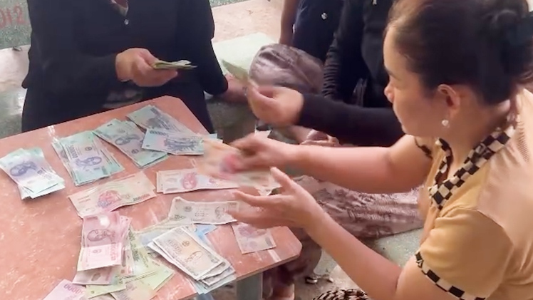 Video 2 người phụ nữ kể chuyện làm rơi, nhặt được cọc tiền 55 triệu bị chó tha ở chợ
