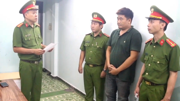 Tạm giữ hình sự tài xế ô tô đánh cụ ông giữa ngã tư ở phường Sài Gòn