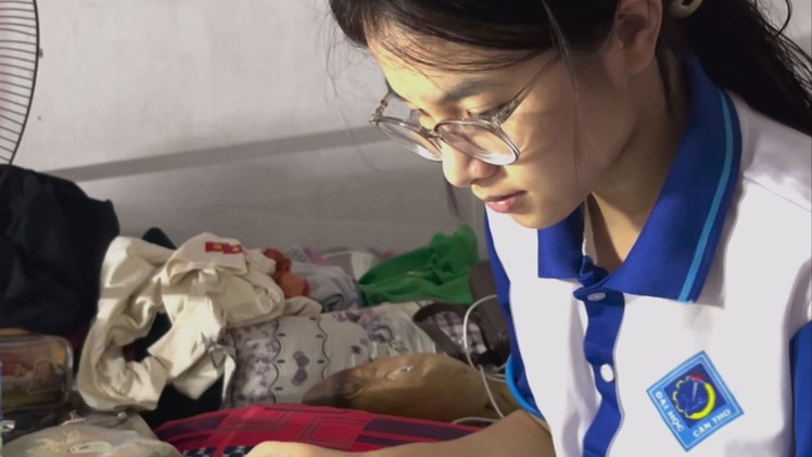 Đậu đại học còn nợ học phí cấp 3, nữ sinh Cần Thơ 1 ngày làm thêm 3 công việc