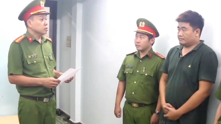 Tạm giữ hình sự tài xế ô tô đánh cụ ông giữa ngã tư ở phường Sài Gòn