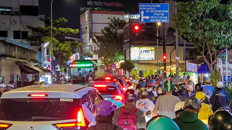 Đèn tín hiệu giao thông 'đứng im', đường Nơ Trang Long kẹt cứng