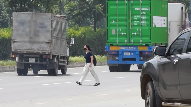 Có cầu vượt đi bộ nhưng nhiều sinh viên vẫn băng ngang đường để tới trường, bất chấp nguy hiểm