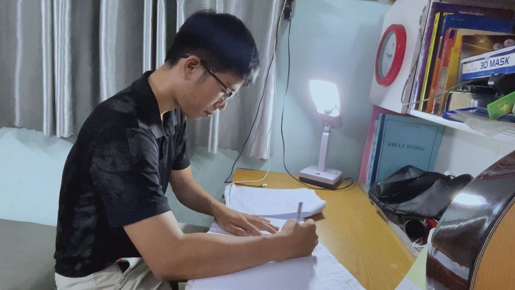 Mẹ cặm cụi bên máy may, con làm thuê đủ nghề để lo học phí vào đại học