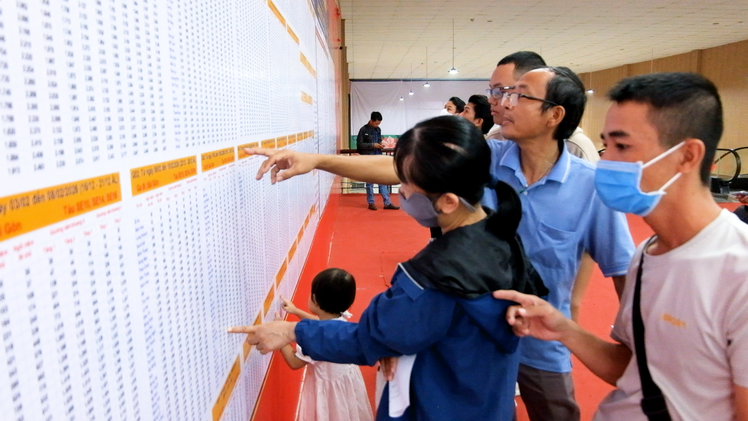 Ngày đầu mở bán vé tàu Tết 2026 tại ga Sài Gòn, có người đến lúc 3h30 sáng đợi mua