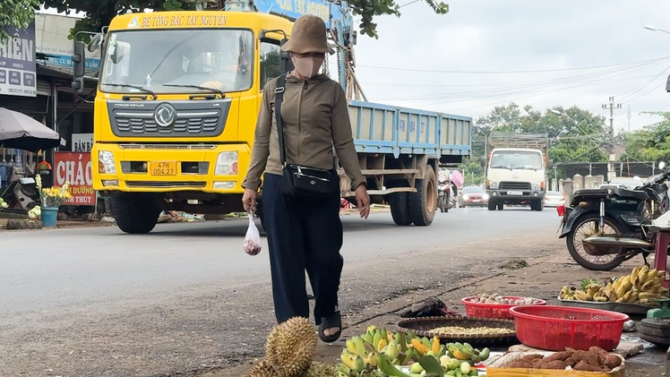 'Chợ chồm hổm' dọc theo quốc lộ tập trung đông người, nguy hiểm rình rập