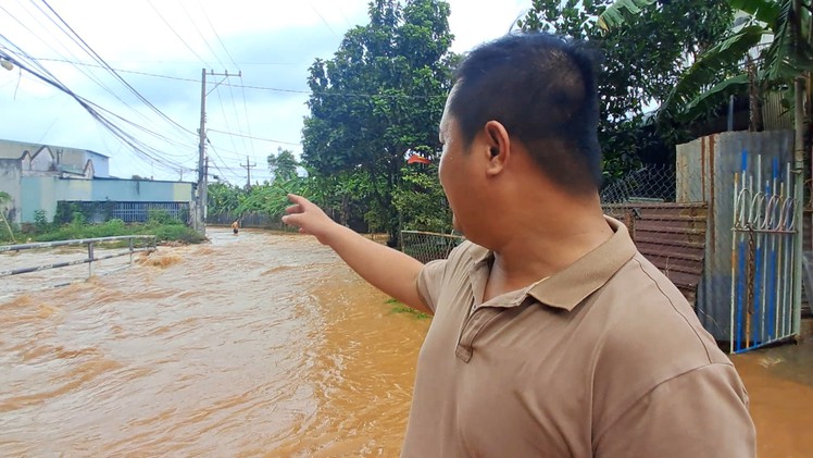 Cận cảnh nước đục ngầu, chảy như thác quanh dự án cao tốc Biên Hòa - Vũng Tàu