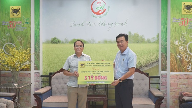 Công ty Cổ phần Phân bón Bình Điền dành tặng 5 tỉ đồng cho Tiếp sức đến trường 2025