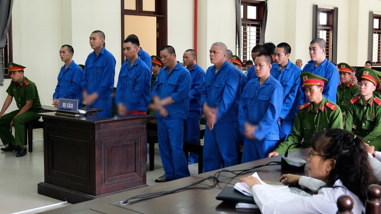 Tuyên án 14 bị cáo cướp thuốc lá lậu bằng bàn chông