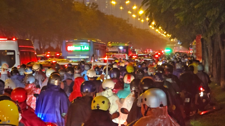 Mưa lớn giờ tan tầm, đường Võ Nguyên Giáp TP.HCM ùn ứ hàng cây số