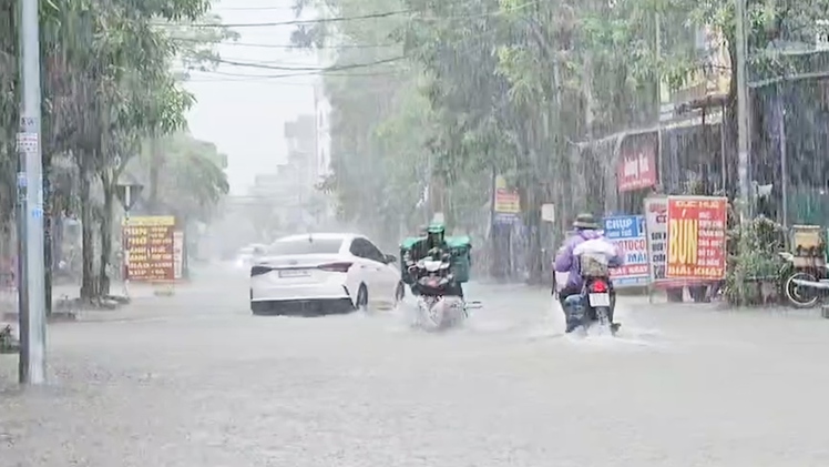 Mưa lớn trước bão Bualoi, nhiều tuyến đường ở Nghệ An ngập sâu