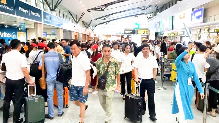 Ảnh hưởng bão Bualoi, hàng ngàn hành khách mệt mỏi chờ đợi tại sân bay Đà Nẵng
