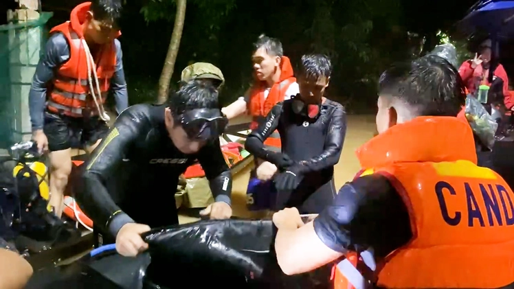 Tìm thấy thi thể người phụ nữ bị lũ cuốn ở Huế trước khi bão Bualoi đổ bộ