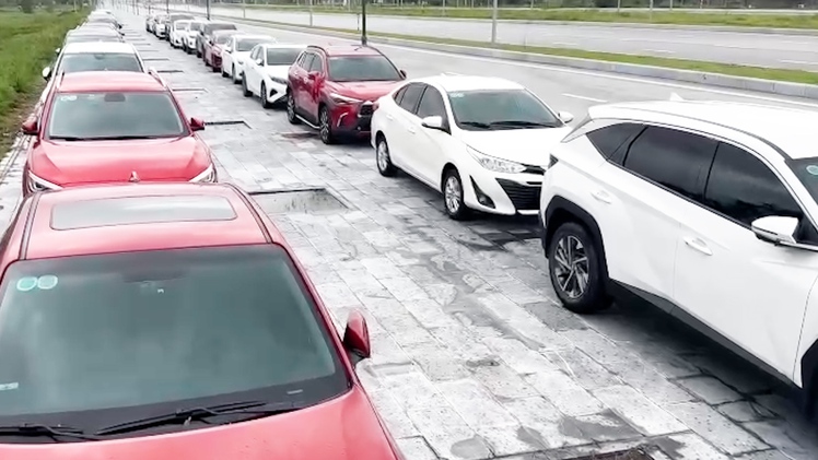 Người dân mang hàng trăm xế hộp xếp nối đuôi trên vỉa hè tránh bão Bualoi