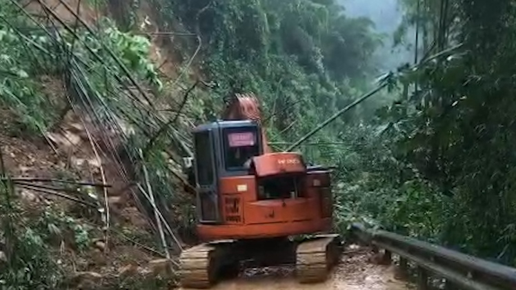 Sạt lở trên quốc lộ 217, giao thông lên vùng cao Thanh Hóa tê liệt