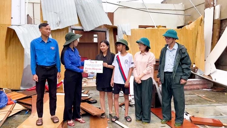 Báo Tuổi Trẻ khẩn cấp hỗ trợ người dân ở Nghệ An và Hà Tĩnh lợp lại mái nhà sau bão Bualoi