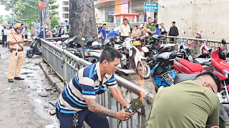 Công an phường Chợ Lớn xử lý 7 bãi giữ xe không phép chiếm dụng vỉa hè quanh các bệnh viện lớn