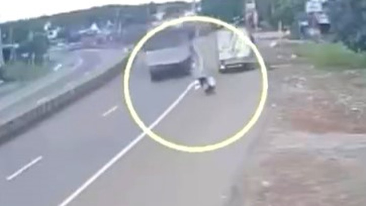 Xe máy tông vào đuôi xe tải, người đàn ông bán bánh mì tử vong