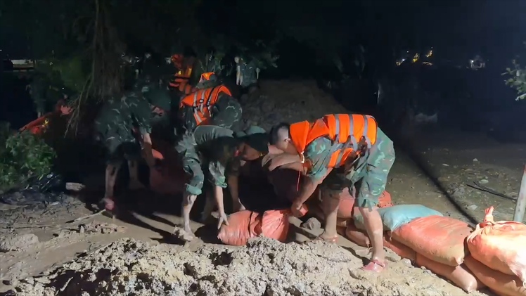 Bộ đội xuyên đêm gia cố đê bao, bảo vệ hàng ngàn hộ dân sau bão Bualoi