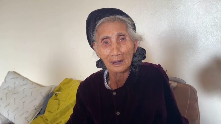 Cụ bà 90 tuổi ở Thanh Hóa: Từ mẹ đẻ tới giờ mới thấy gió mưa to, nước ngập nhanh đến cổ