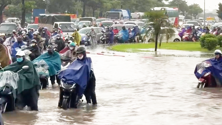 Video nhiều tuyến đường Hà Nội ngập sâu, đi lại khó khăn sau đêm mưa