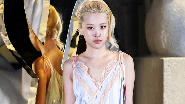 Trang phục ca sĩ Rosé của nhóm BlackPink tại Paris Fashion Week gây tranh cãi