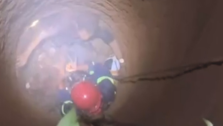 Video cảnh sát đu người xuống giếng sâu 20m, cứu người đàn ông gặp nạn bất tỉnh
