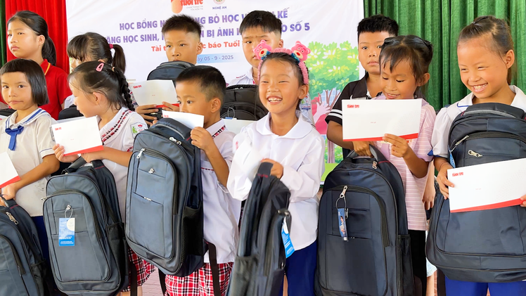 Trao học bổng cho học sinh và hỗ trợ sinh kế cho bà con vùng bão hơn 2,1 tỉ đồng