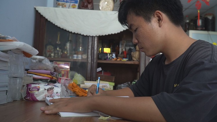 Trong vòng tay cha mẹ nuôi, Vũ viết nên câu chuyện cổ tích giữa đời thường