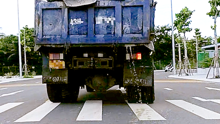 Công an vào cuộc vụ xe ben chở bùn đất chảy nhớp nhúa khắp mặt đường ở Đà Nẵng