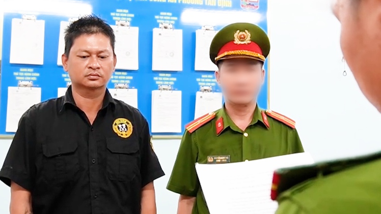 Tạm giữ người đàn ông say xỉn, đuổi đánh người đi đường ở Tân Định, TP.HCM