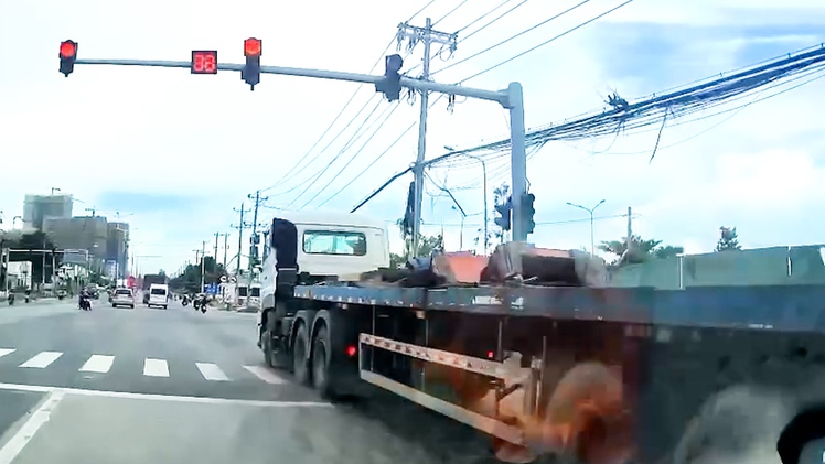 Người dân quay video xe container vượt đèn đỏ trên quốc lộ 13, tài xế bị phạt 24 triệu