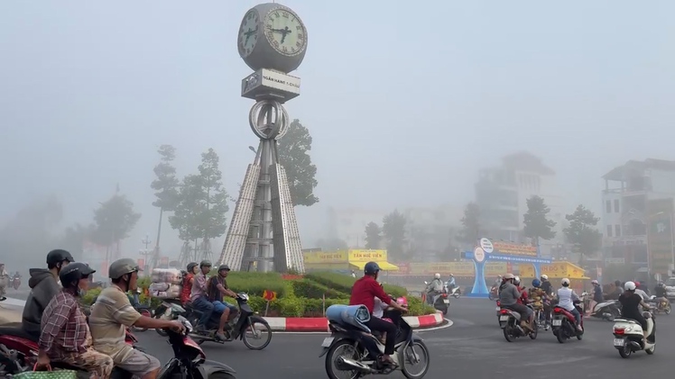 Nguyên nhân sương mù dày đặc, bầu trời tối sầm lúc sáng sớm ở Cần Thơ