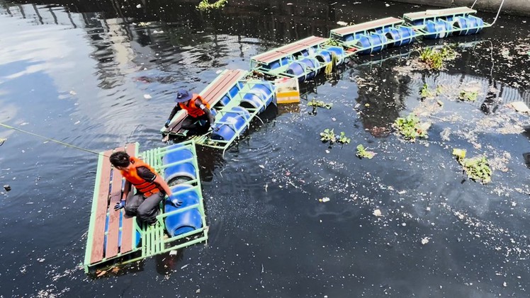 Lắp đặt phao chắn mới, tiện lợi cho việc vớt rác trên kênh Nước Đen ở Bình Hưng Hòa