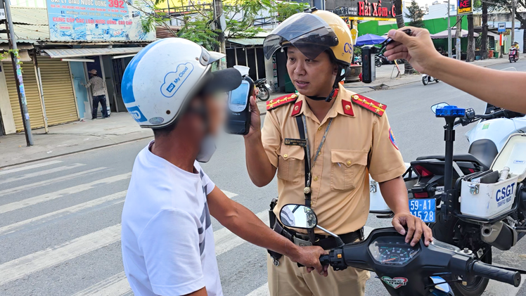 Ngày Tết dương lịch, nam thợ hồ vi phạm nồng độ cồn 'giật mình' khi nghe mức phạt